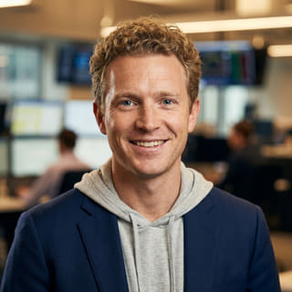 Ryan Brooks, gelistet als leitender Trading-Analyst bei Frei Bürgungsnis, im Profilbild