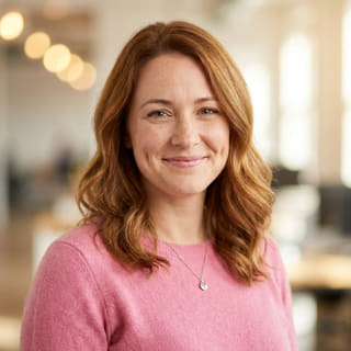 Emily Watson, als Leiterin des Kundensupports bei Frei Bürgungsnis aufgeführt, auf einem Profilbild